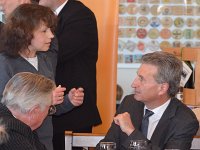 Oettinger:"Sie kommen aber nicht von hier."  Sabine: "Ich komme dort her, wo Martin Schulz herkommt." Oettinger sagt, dass er große Stücke auf den EU-Ratspräsidenten Schulz hält.